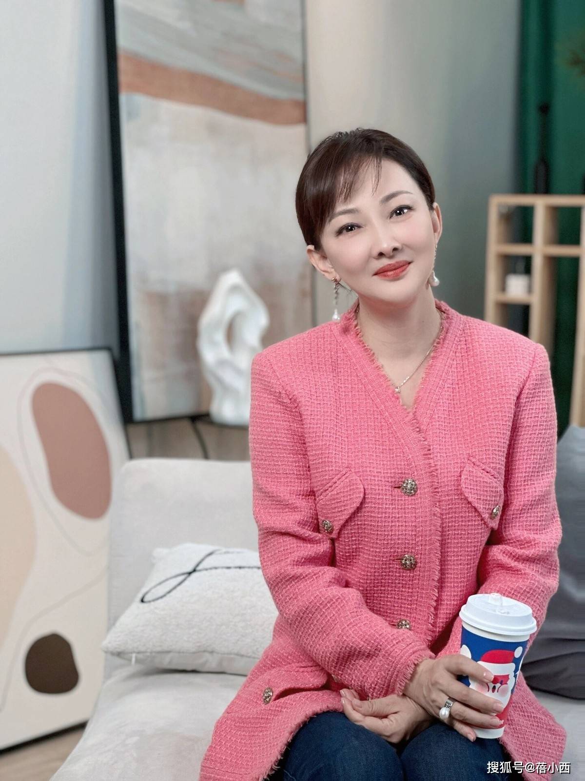 比例太出众穿西装喇叭裤好惊艳气质不输超模AG真人游戏第一品牌168高的牛莉身材