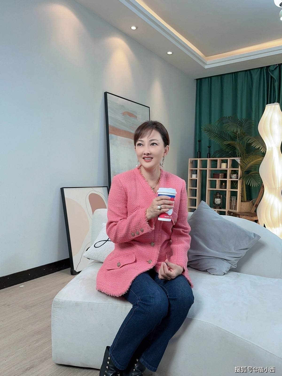 比例太出众穿西装喇叭裤好惊艳气质不输超模AG真人游戏第一品牌168高的牛莉身材(图2)