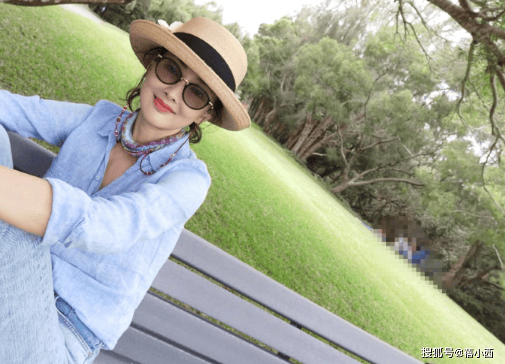 比例太出众穿西装喇叭裤好惊艳气质不输超模AG真人游戏第一品牌168高的牛莉身材(图3)