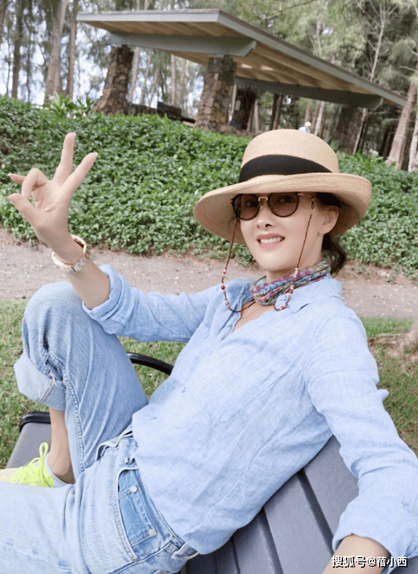 比例太出众穿西装喇叭裤好惊艳气质不输超模AG真人游戏第一品牌168高的牛莉身材(图5)