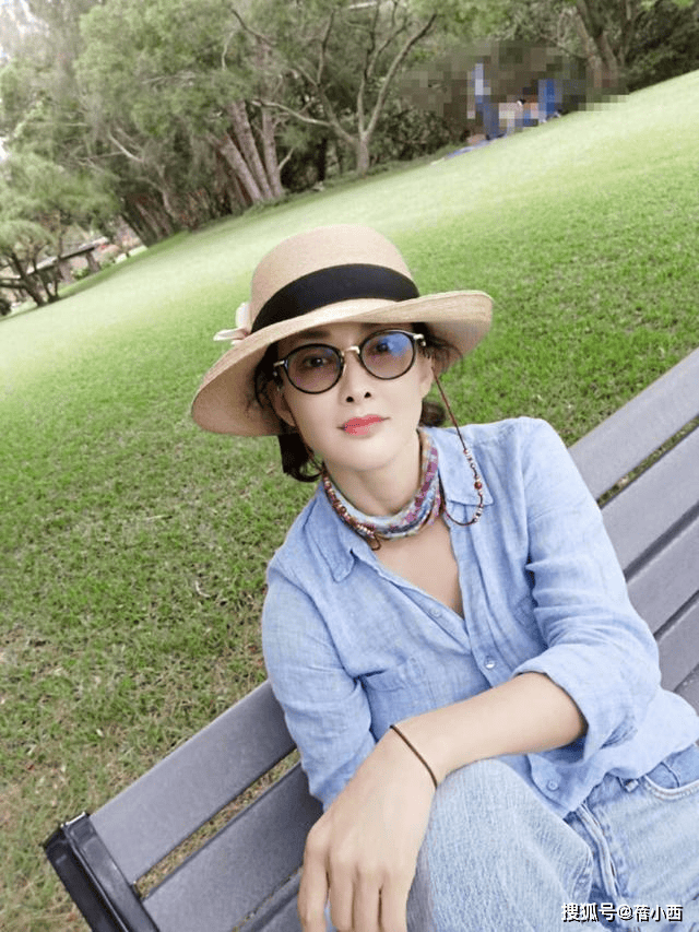 比例太出众穿西装喇叭裤好惊艳气质不输超模AG真人游戏第一品牌168高的牛莉身材(图6)