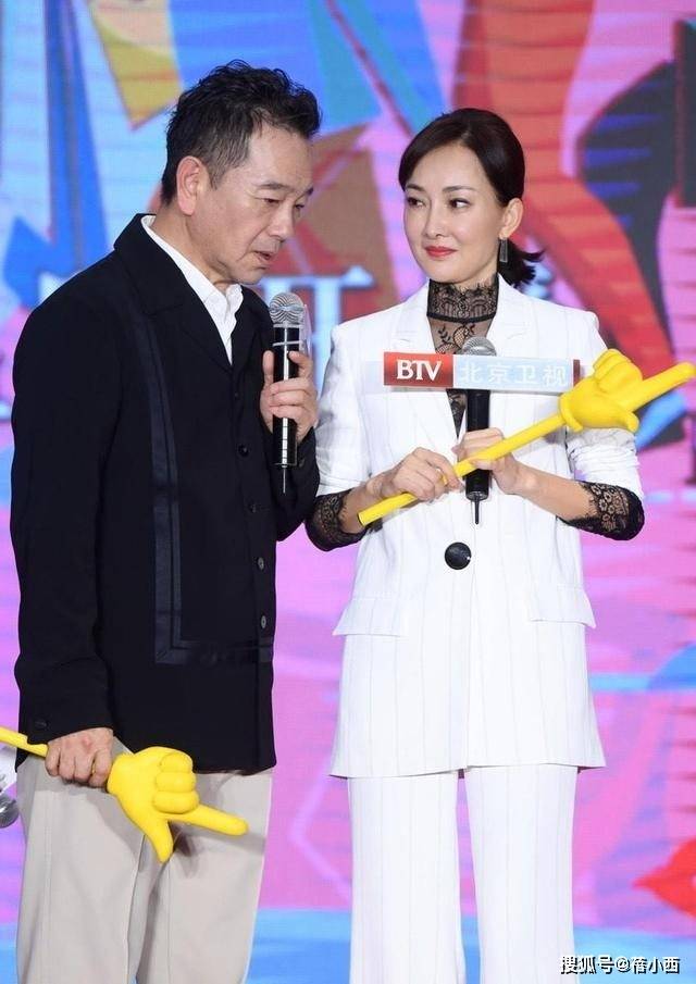 比例太出众穿西装喇叭裤好惊艳气质不输超模AG真人游戏第一品牌168高的牛莉身材(图7)