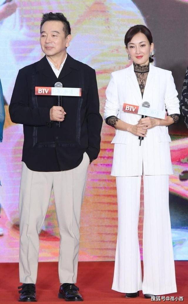 比例太出众穿西装喇叭裤好惊艳气质不输超模AG真人游戏第一品牌168高的牛莉身材(图9)