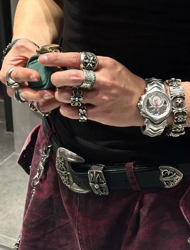 来袭！重金属+基础款叠戴成为造型救赎AG真人旗舰厅登录“Cortis风”(图5)