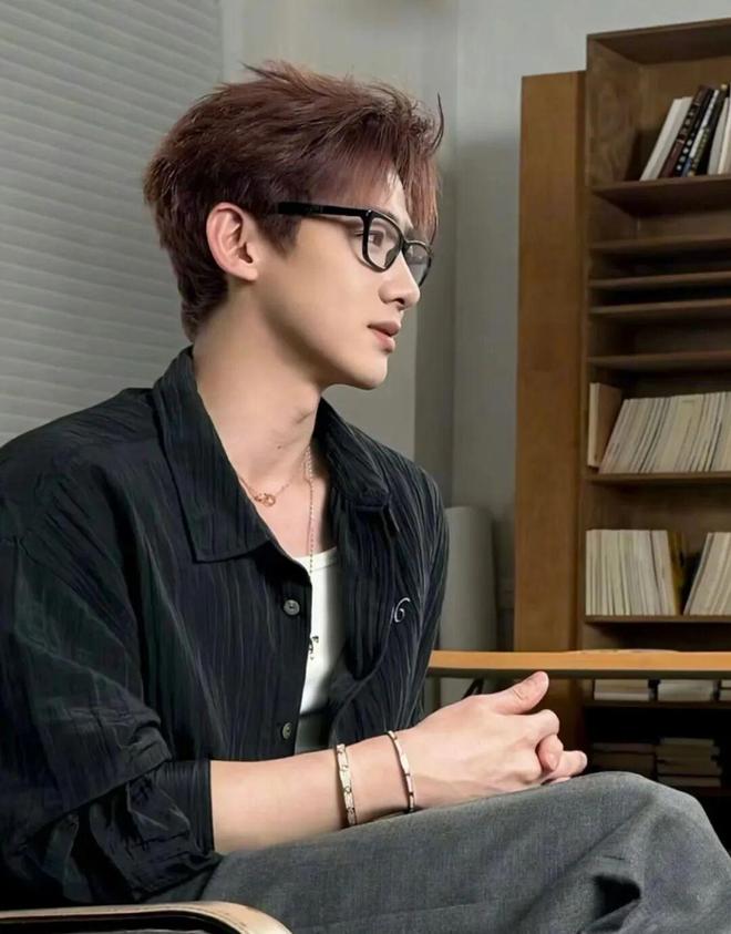 来袭！重金属+基础款叠戴成为造型救赎AG真人旗舰厅登录“Cortis风”(图14)