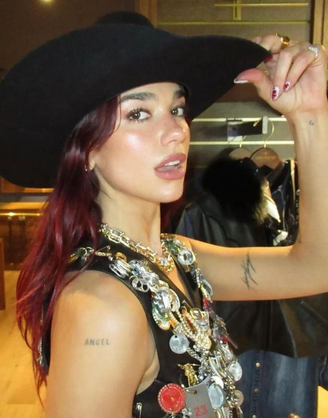 来袭！重金属+基础款叠戴成为造型救赎AG真人旗舰厅登录“Cortis风”(图12)