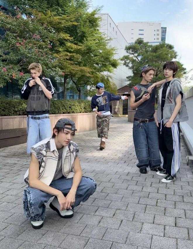 来袭！重金属+基础款叠戴成为造型救赎AG真人旗舰厅登录“Cortis风”(图22)